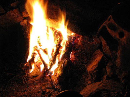 Pravěk 2008 / Pečení chleba / Roztápění kamene 