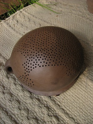 Pravěk 2008 / Keramika / Cedník 