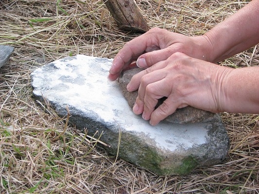 Pravěk 2008 / Řemesla / Broušení kamene 