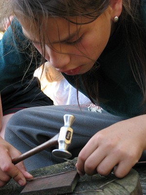 Pravěk 2008 / Řemesla / Tepání 