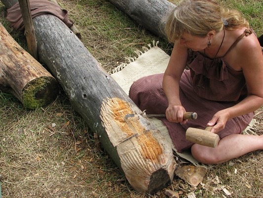 Pravěk 2008 / Řemesla / Tesání do dřeva 