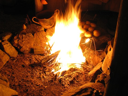 Pravěk 2008 / Vaření / Vnitřní ohniště 