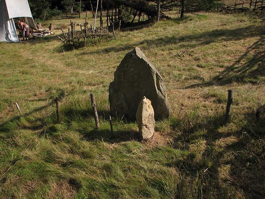 Pravěk 2008 / Vesnička / Polední kámen 