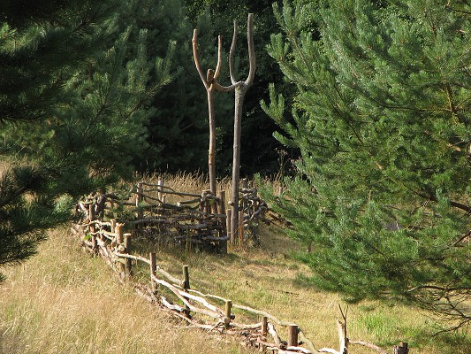 Pravěk 2008 / Vesnička / Západní část plotu 