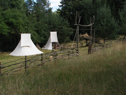 Pravěk 2008 / Vesnička / Hlavní vchod 